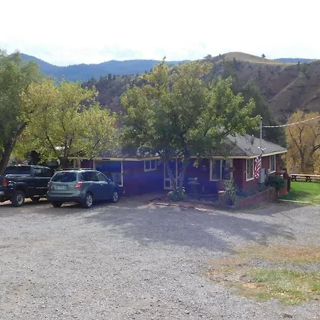 North Yellowstone Lodge And Hostel-3